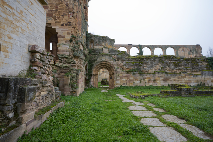 Galería este y puerta de monjes del claustro del monasterio de Moreruela